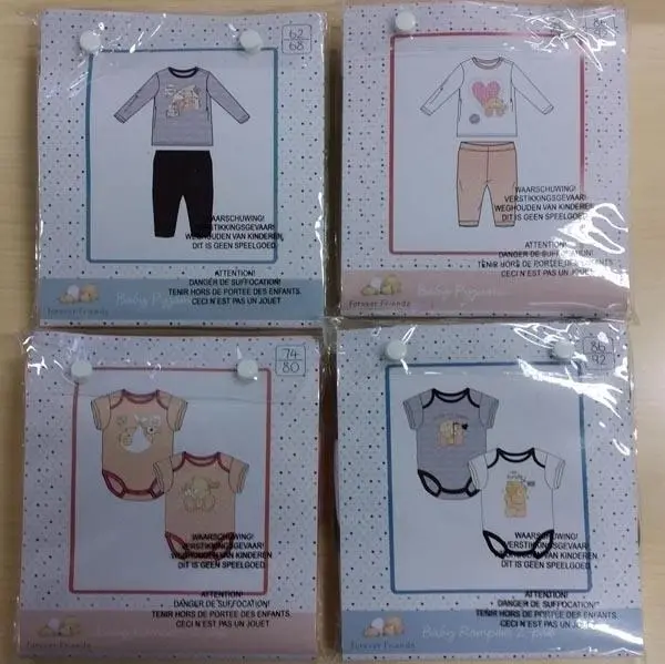 Foto del aviso oficial: Forever Friends 'Baby Rompers 2-pak' and 'Baby Pyjama' Ropa de bebé — riesgo: Atragantamiento