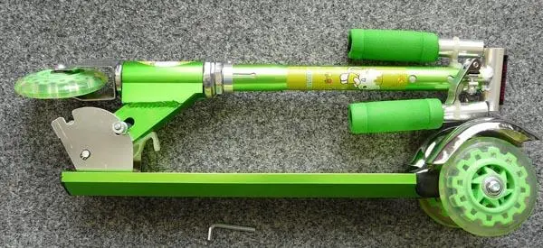 Foto aus der offiziellen Meldung: Rollerboard Scooter Spielzeugroller — Risiko: Einklemmen & Verletzungen