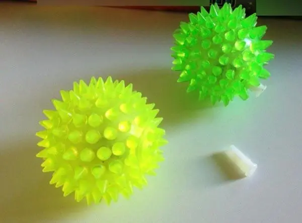 Photo de l’avis officiel: FLASHING SPIKY BALL Balle molle avec des pointes — risque: Étouffement (A12/0124/16)