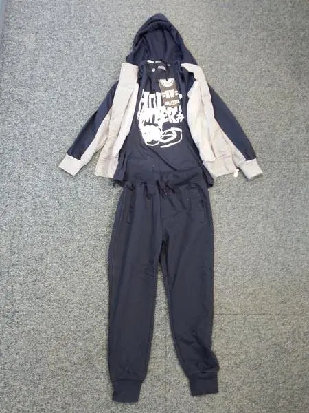 Foto uit de officiële melding: HOLLYWEEK Kinderkleding set — risico: Verwurging