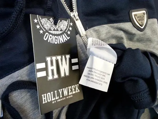 Foto uit de officiële melding: HOLLYWEEK Kinderkleding set — risico: Verwurging