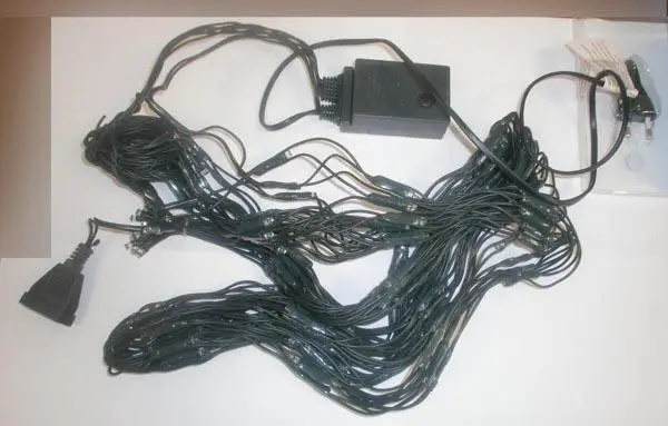 Foto aus der offiziellen Meldung: 1) 192L LED LIGHTS and 2) 300L LED LIGHTS Beleuchtungskette — Risiko: Elektrischer Schlag & Feuer