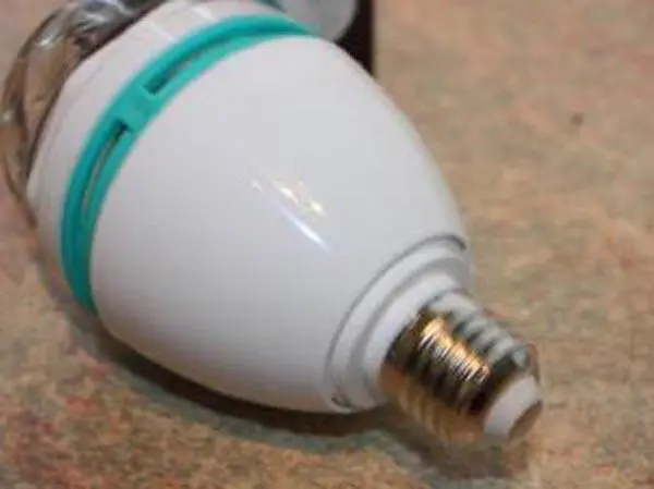 Photo de l’avis officiel: Rainbow Walker LED Mini Party Light Lampe LED — risque: Choc électrique
