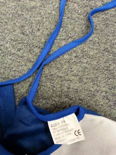 Foto uit de officiële melding: POLICE Mooie jurk kostuum — risico: Verwurging