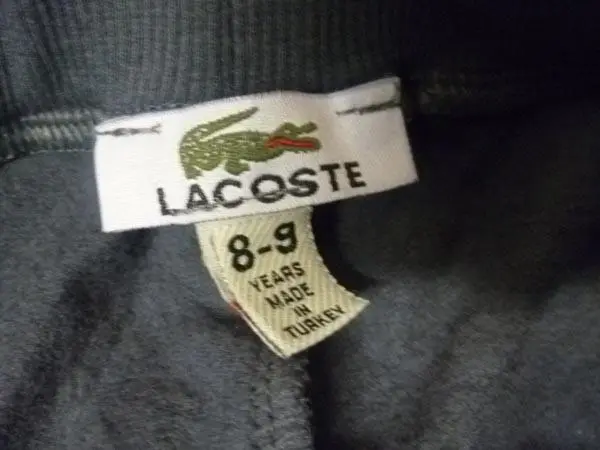 Foto uit de officiële melding: LACOSTE (MAY BE COUNTERFEIT) Broek voor kinderen — risico: Verwonding