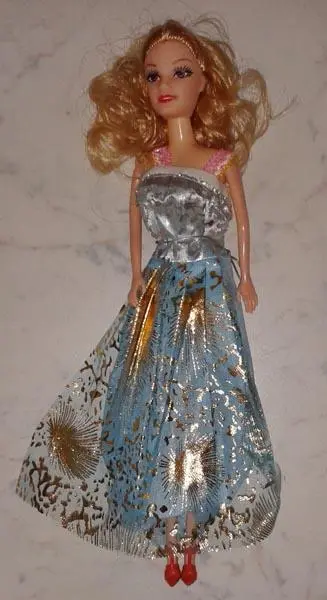Foto uit de officiële melding: Iko Beauty Fashion - CINDERELLA (MAY BE COUNTERFEIT) Plastic pop — risico: Chemische risico's