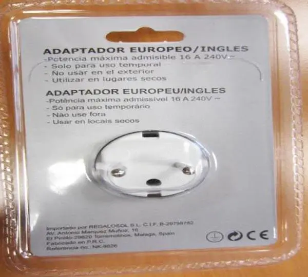 Foto uit de officiële melding: Narken Adaptador Europeo De adapter van de reisstekker — risico: Elektrische schok
