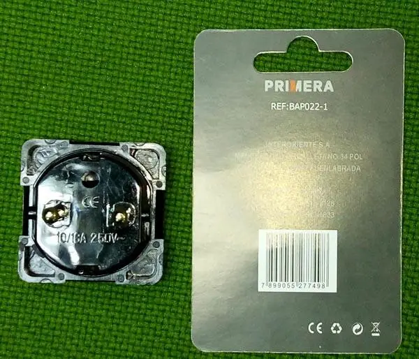 Foto do aviso oficial: Primera Adaptador Inglés Negro Adaptador de plugue de viagem — risco: Choque elétrico