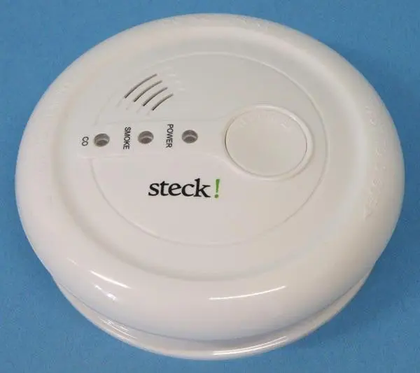 Photo from the official notice: Steck! Szén-monoxid és füstérzékelő ('2 in 1 Combi CO and Smoke Detector') carbon monoxide and smoke detector — suffocation risk