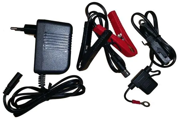 Foto aus der offiziellen Meldung: UM Chargeur de Batterie Motorrad Batterieladegerät — Risiko: Elektrischer Schlag