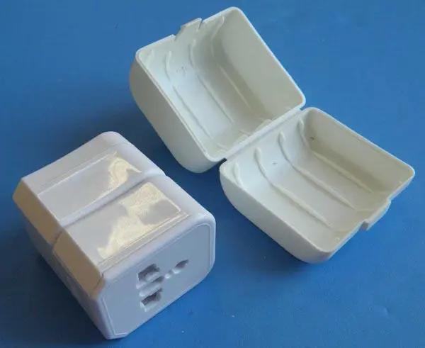 Foto aus der offiziellen Meldung: Mentavill UNIVERZÁLIS UTAZÓ ADAPTER Universelle Reiseadapter — Risiko: Elektrischer Schlag