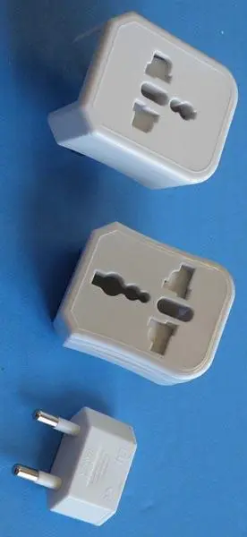 Foto aus der offiziellen Meldung: Mentavill UNIVERZÁLIS UTAZÓ ADAPTER Universelle Reiseadapter — Risiko: Elektrischer Schlag
