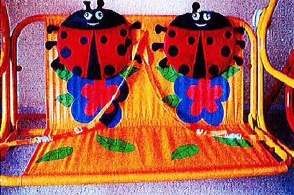 Photo from the official notice: Deuba Kinder Hollywoodschaukel Rot, Beetle - Kid's Swing Chair, Beetle Design children's swing chair — injuries risk