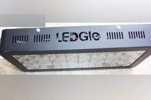 Foto aus der offiziellen Meldung: LEDGLE LED Aquarium Light Aquarienlicht — Risiko: Elektrischer Schlag & Feuer