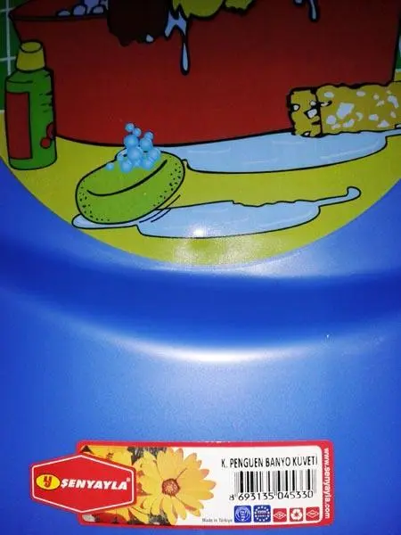 Foto uit de officiële melding: ṢENYAYLA Penguen banyo küvet ('Penguin bathtub') Bad voor kinderen — risico: Snijwonden & Verdrinking