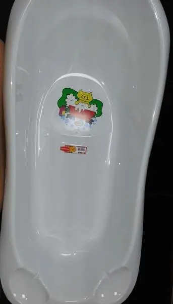 Foto uit de officiële melding: ṢENYAYLA Penguen banyo küvet ('Penguin bathtub') Bad voor kinderen — risico: Snijwonden & Verdrinking