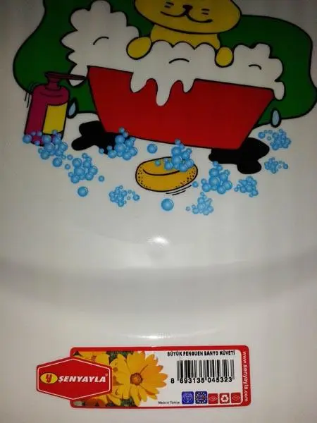 Foto uit de officiële melding: ṢENYAYLA Penguen banyo küvet ('Penguin bathtub') Bad voor kinderen — risico: Snijwonden & Verdrinking