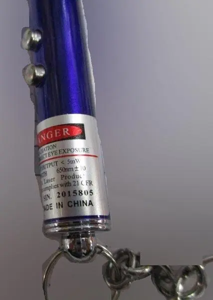 Foto aus der offiziellen Meldung: Qx 2 in 1 LASER &amp; LED LIGHT Laserpointer — Risiko: Sehschaden