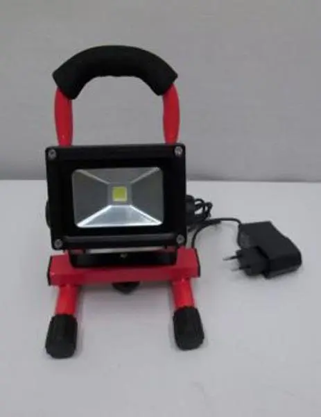 Foto dell’avviso ufficiale: TM LED työvalaisin 10W ladattava ('10W LED rechargeable work light') Luce di inondazione a LED — rischio: Scossa elettrica