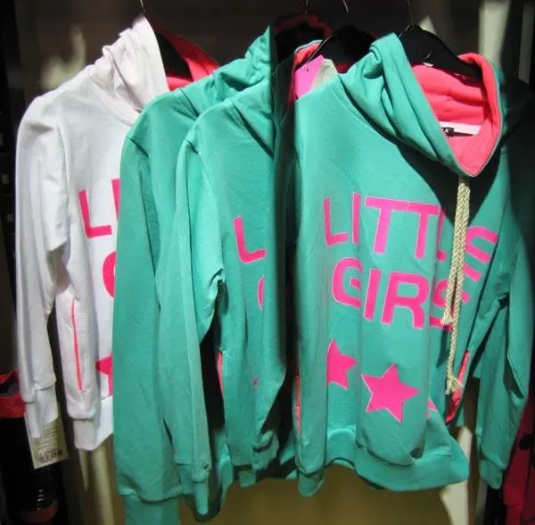 Foto aus der offiziellen Meldung: Pink &amp; Ka Sweatshirt für Mädchen — Risiko: Strangulierung