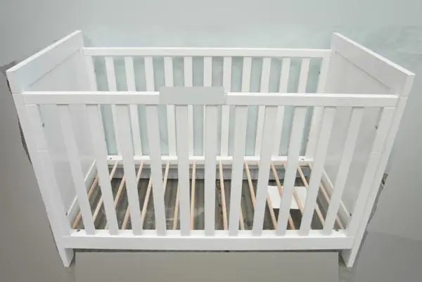 Photo from the official notice: Bopita Ledikant Finn cot — strangulation risk