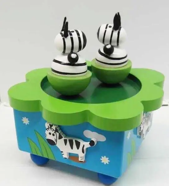Foto aus der offiziellen Meldung: New Classic Toys Muziekdoos (Music box) Spieluhr — Risiko: Ersticken