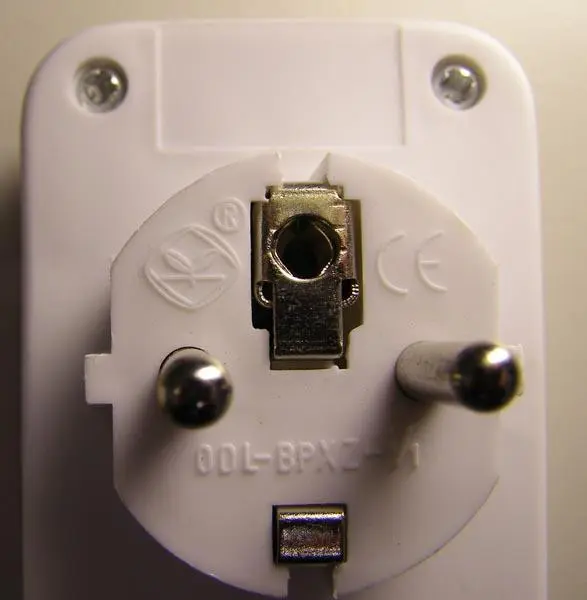 Photo from the official notice: Highlands International Överspänningsskydd ('surge protection') surge protection adaptor — electric shock risk