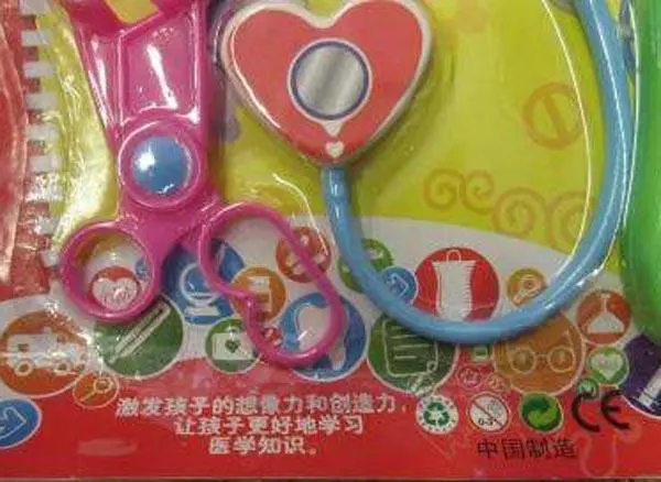 Foto do aviso oficial: OM Boneca de plástico com conjunto médico — risco: Químico