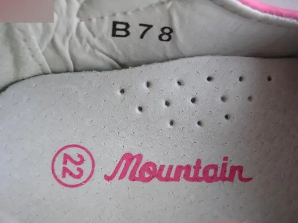 Foto aus der offiziellen Meldung: Mountain Mädchenschuhe — Risiko: Ersticken (A12/1184/16)