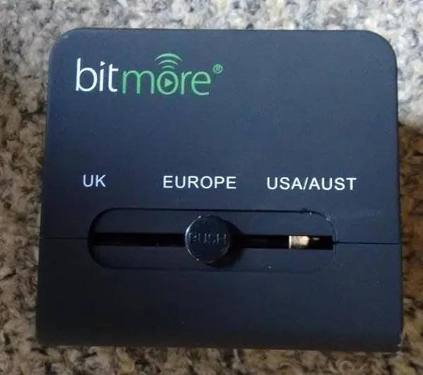 Foto uit de officiële melding: Bitmore Universal Travel Adaptor De adapter van de reisstekker — risico: Elektrische schok