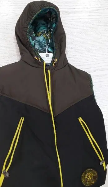 Photo from the official notice: Young VERSACE sleeveless boys' jacket — strangulation risk