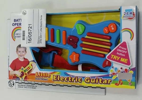 Foto aus der offiziellen Meldung: KOS GROUP Little Electric Guitar Spielzeuggitarre — Risiko: Strangulierung