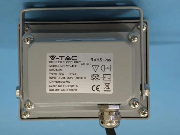Foto aus der offiziellen Meldung: V-TAC LED FLOODLIGHT SMD SERIES Flutlicht — Risiko: Elektrischer Schlag (A12/1484/16)