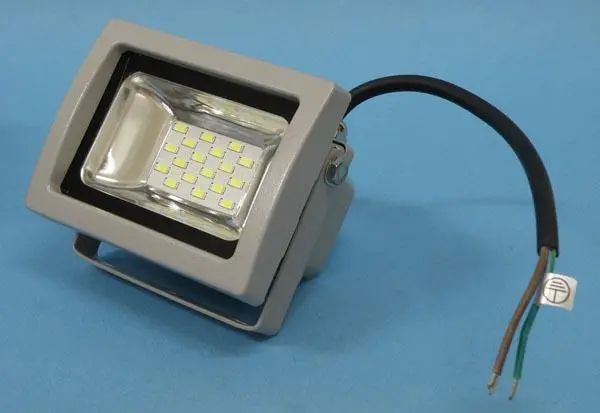 Foto aus der offiziellen Meldung: V-TAC LED FLOODLIGHT SMD SERIES Flutlicht — Risiko: Elektrischer Schlag (A12/1484/16)