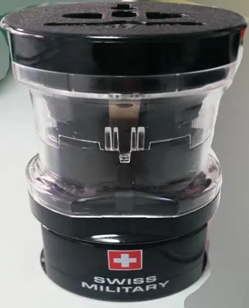 Foto aus der offiziellen Meldung: Swiss Military Reisestecker Adapter — Risiko: Elektrischer Schlag