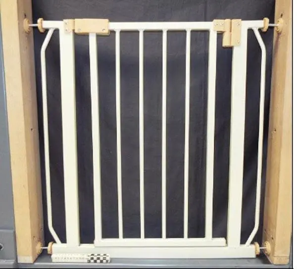 Zdjęcie z oficjalnego zgłoszenia: Tec-Take Türschutzgitter Kunststoff (Safety gate, plastic) Bramka bezpieczeństwa dla dzieci — ryzyko: Chemiczne & Urazy