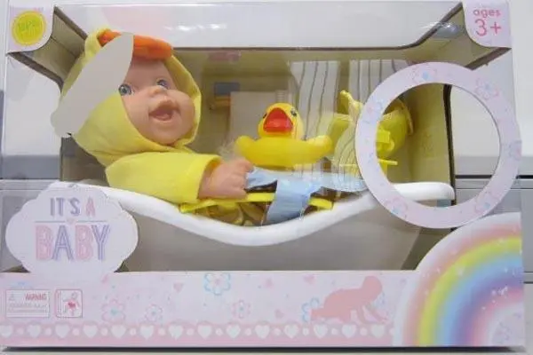 Foto do aviso oficial: R&amp;T IT'S A BABY Boneca de plástico com acessórios — risco: Engasgamento