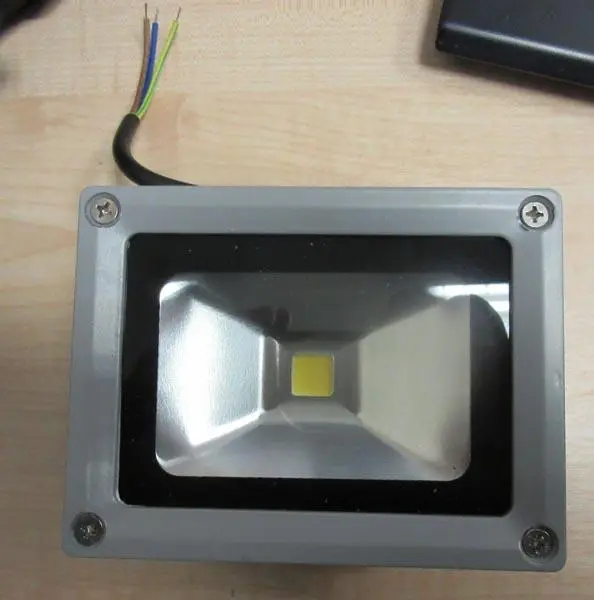 Foto do aviso oficial: ProLight LED prožektors ('LED Floodlight ') Projetor LED — risco: Choque elétrico