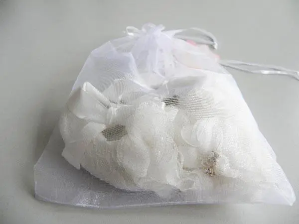 Foto aus der offiziellen Meldung: TRIMEX Baby Stirnband und Schuhe — Risiko: Ersticken