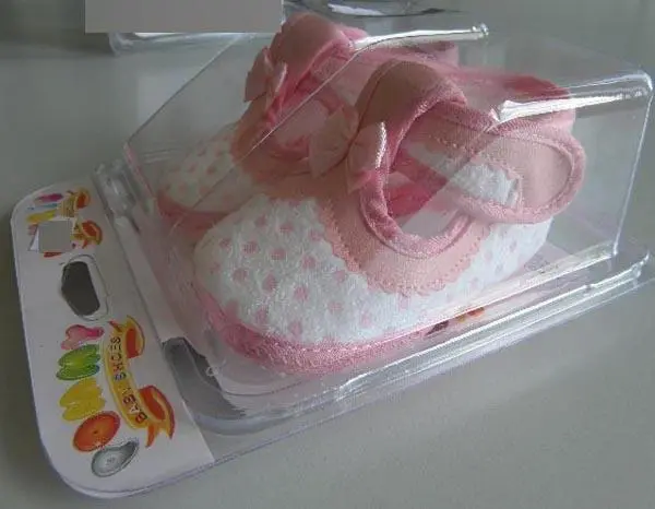 Foto aus der offiziellen Meldung: POMMY HAYRIS Babyschuhe — Risiko: Ersticken