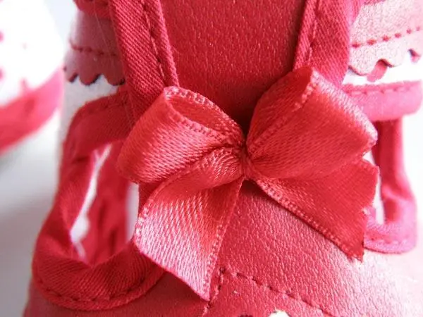 Foto aus der offiziellen Meldung: POMMY HAYRIS Babyschuhe — Risiko: Ersticken