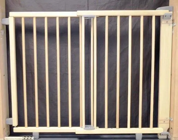 Foto aus der offiziellen Meldung: GEUTHER Schwenk-Türschutzgitter (Swinging safety gate for doors) Sicherheitstor für Kinder — Risiko: Ersticken & Strangulierung