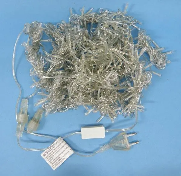 Foto aus der offiziellen Meldung: 1) 216L LED FÜGGÖNY FÉNY; 2) 220L LED FÜGGÖNY FÉNY Beleuchtungsketten — Risiko: Elektrischer Schlag & Feuer