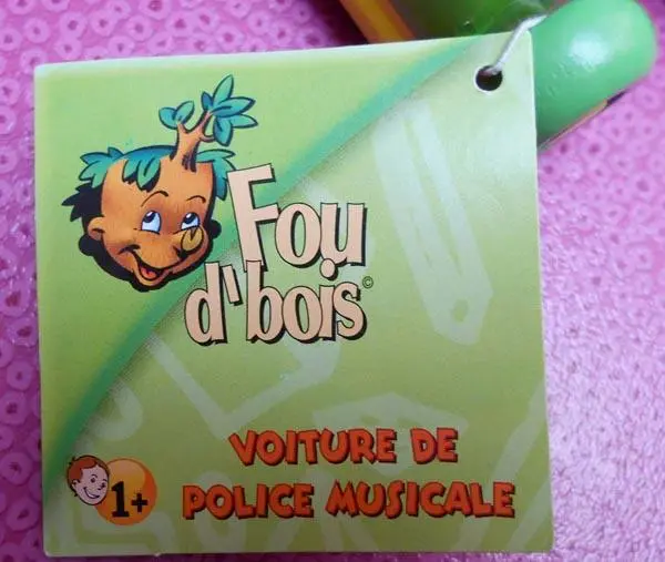 Foto dell’avviso ufficiale: FOU D'BOIS Voiture de police musicale ('Wooden musical police car') Auto giocattolo in legno — rischio: Ostruzione delle vie aeree
