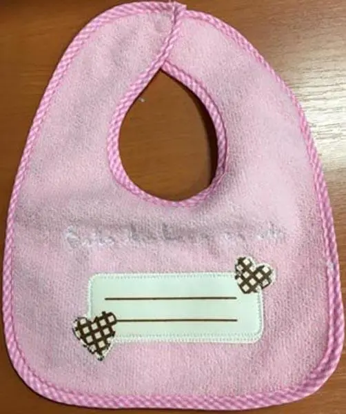 Foto aus der offiziellen Meldung: I.C. CASA Bavetta per Bambini ('Bib for children') Kinderblume — Risiko: Chemikalie