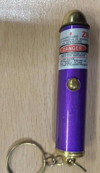Foto uit de officiële melding: ZH Super Laser Laserpointer en speelgoedbal — risico: Aantasting van het gezichtsvermogen