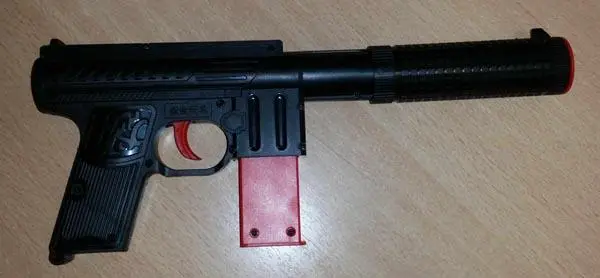 Photo de l’avis officiel: B&amp;G International Pistolet avec Chargeur ('Gun with magazine') Pistolet à jouets — risque: Blessures