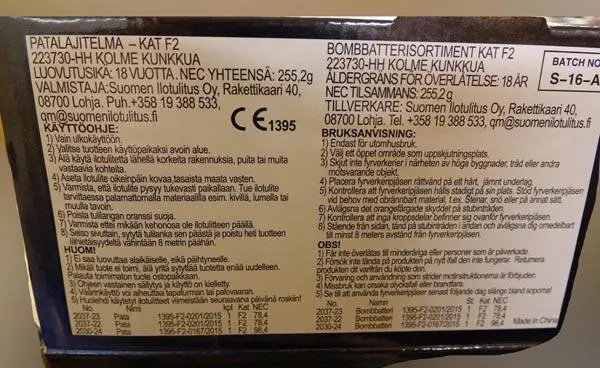 Photo de l’avis officiel: 1) Kolme Kunkkua; 2) Evoluutiopakkaus Feux d’artifice — risque: Brûlures & Blessures