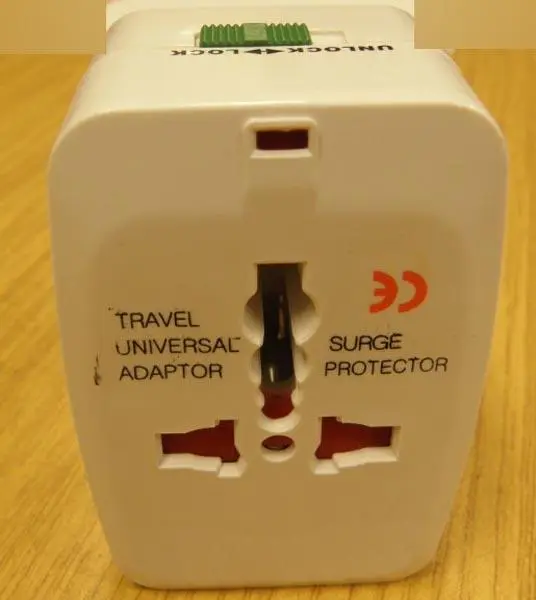 Foto aus der offiziellen Meldung: Adaptor International (universal adaptor) Reisestecker Adapter — Risiko: Elektrischer Schlag