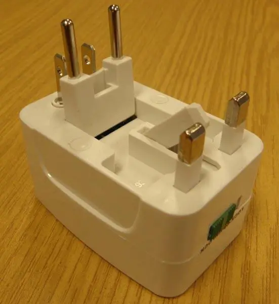 Foto aus der offiziellen Meldung: Adaptor International (universal adaptor) Reisestecker Adapter — Risiko: Elektrischer Schlag